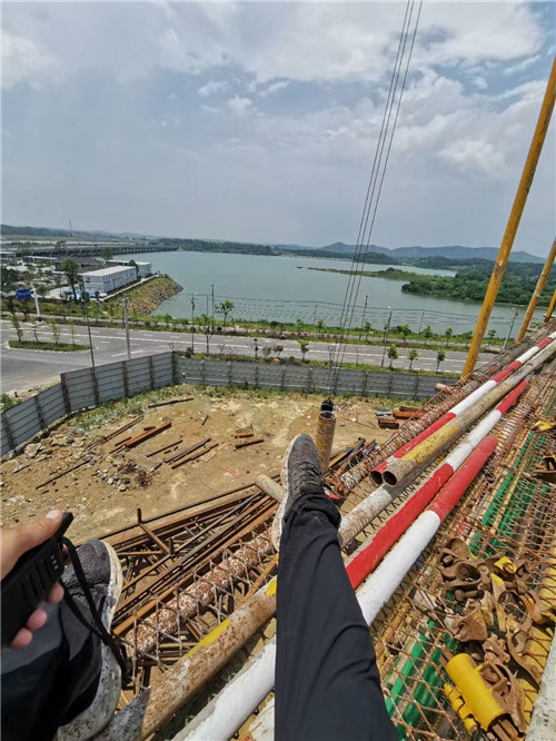 海陵区作业中发生设备损坏或人员意外，责任怎么划分？